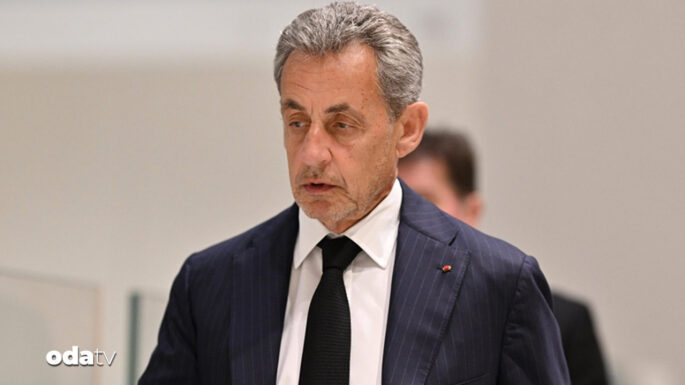sarkozy cezaevine giriyor 2TF5uCQ7.jpg